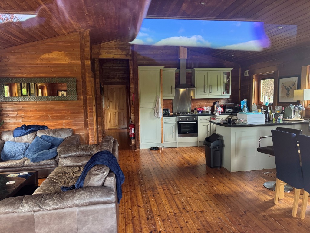 Lot: 71 - FREEHOLD TEN ACRE SITE WITH LAKES AND LODGES - Damsel Lodge living area
